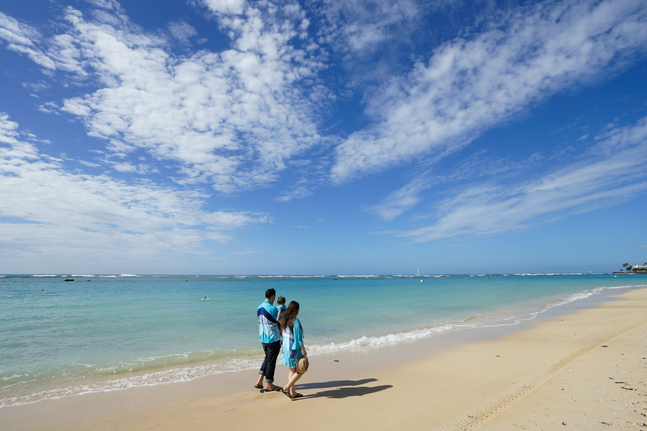 ハワイのアラモアナビーチパークでフォトツアー撮影を楽しむ家族|ホノルルの人気ビーチ撮影スポット